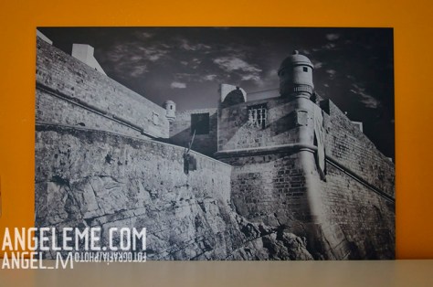 Fotografía de la imagen recibida, apoyada sobre un mueble y realizada a 400 ISO